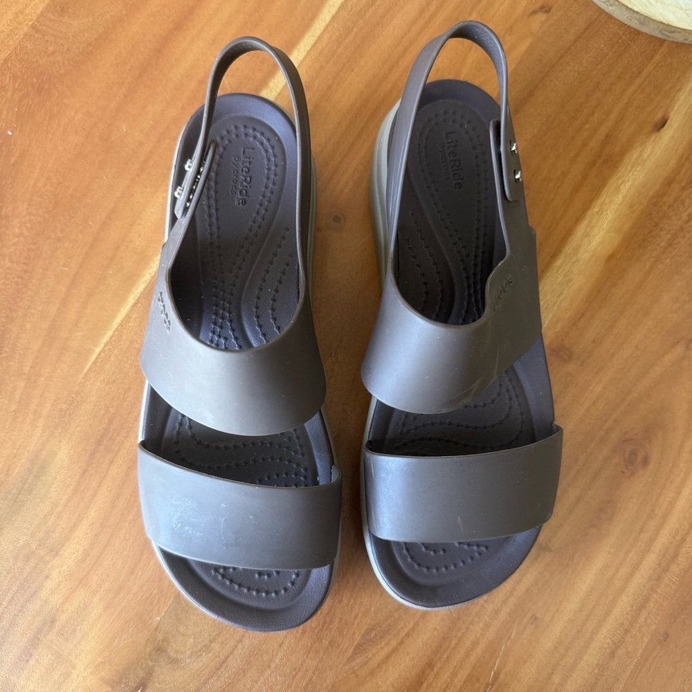 CROCS Women's Brooklyn Low Wedge Sandals - Picture 4 of 14